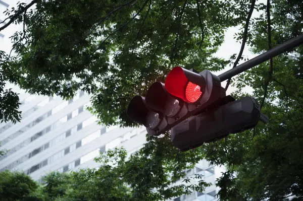 traffic light city streets min